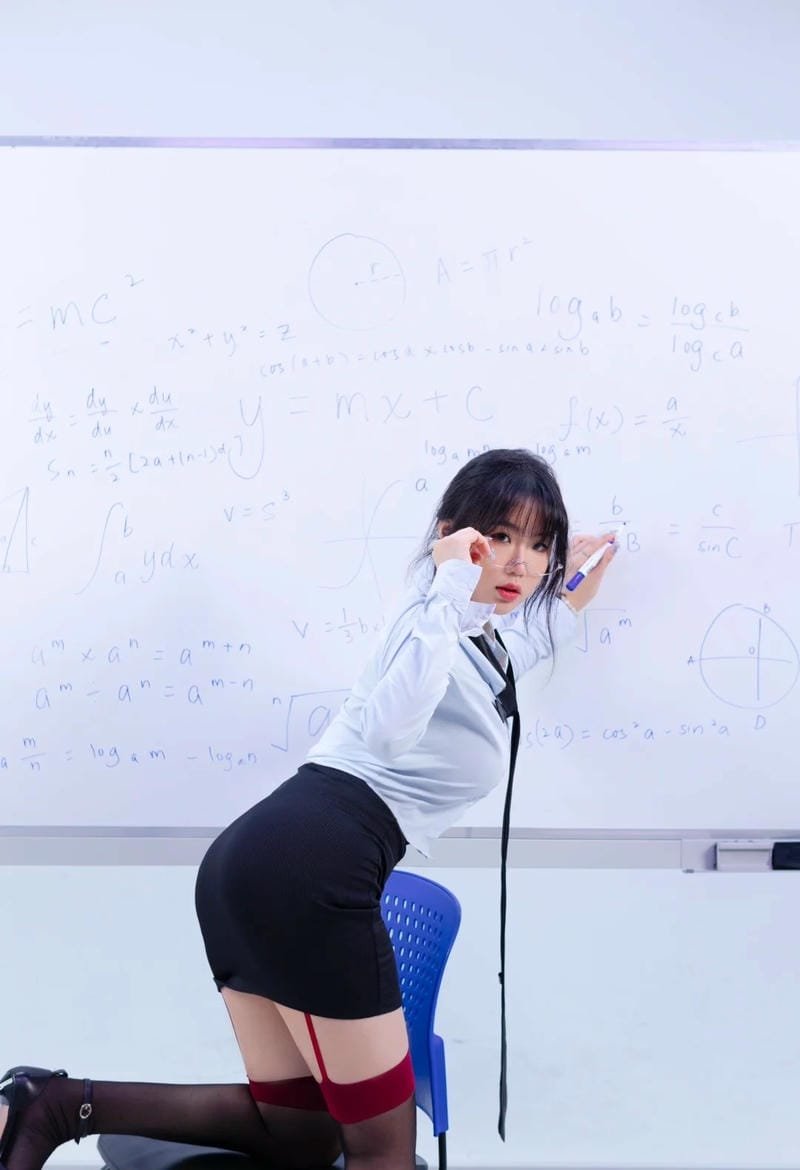 hình ảnh cosplay cô giáo 10
