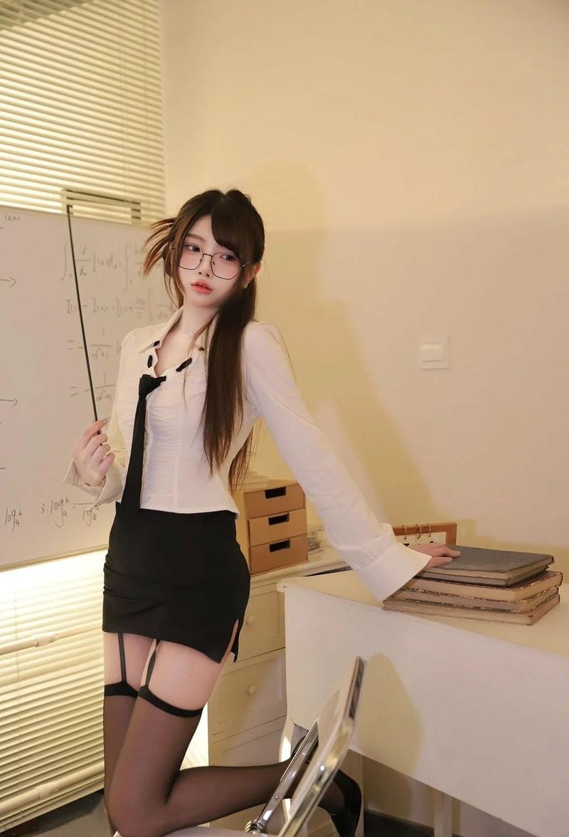 hình ảnh cosplay cô giáo 18