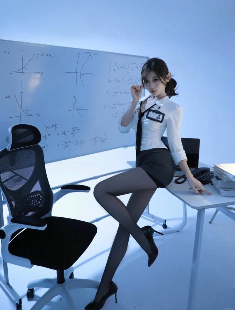 hình ảnh cosplay cô giáo 3