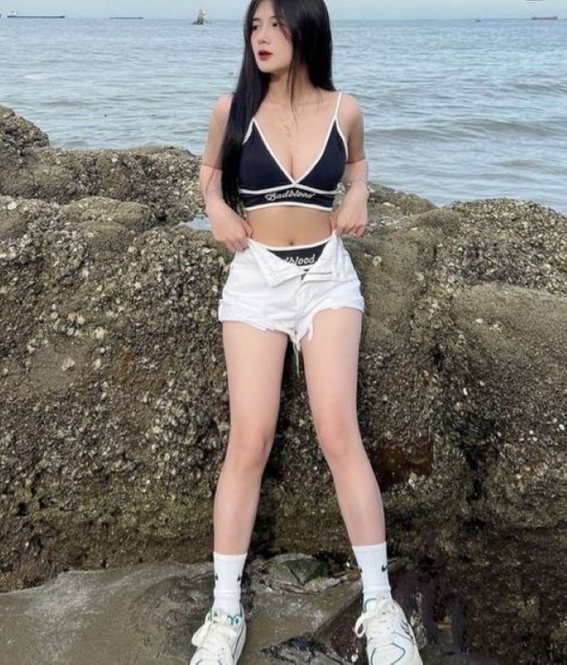 hình ảnh gái xinh khoe ngực 30